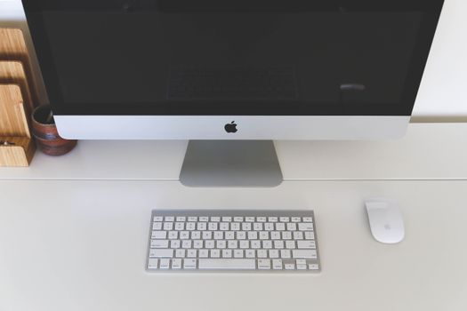 minimalist desk