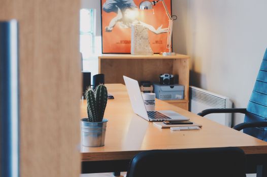 minimalist desk